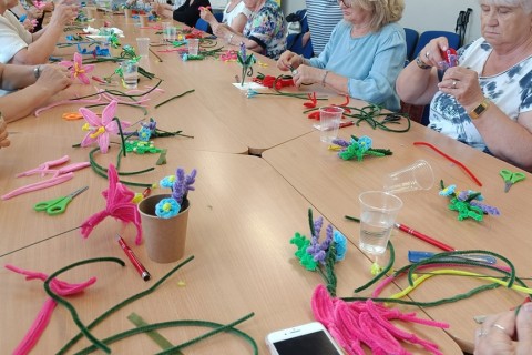 Warsztaty kreatywne dla seniorów - Kwiaty z drucików kreatywnych