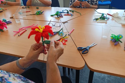 Warsztaty kreatywne dla seniorów - Kwiaty z drucików kreatywnych