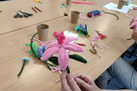 Warsztaty kreatywne dla seniorów - Kwiaty z drucików kreatywnych