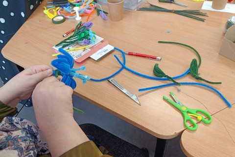 Warsztaty kreatywne dla seniorów - Kwiaty z drucików kreatywnych