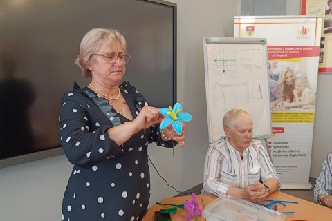 Warsztaty kreatywne dla seniorów - Kwiaty z drucików kreatywnych