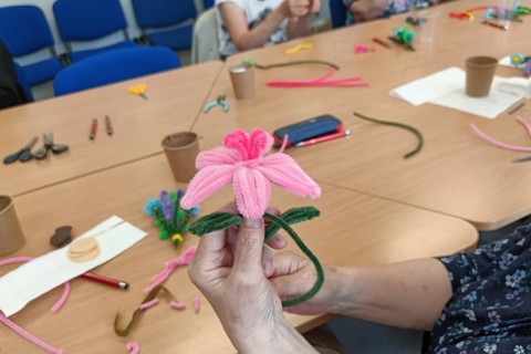 Warsztaty kreatywne dla seniorów - Kwiaty z drucików kreatywnych