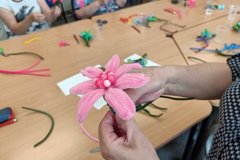 Warsztaty kreatywne dla seniorów - Kwiaty z drucików kreatywnych