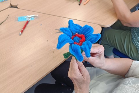 Warsztaty kreatywne dla seniorów - Kwiaty z drucików kreatywnych