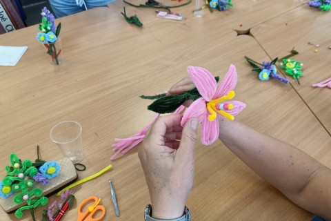 Warsztaty kreatywne dla seniorów - Kwiaty z drucików kreatywnych