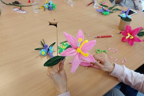 Warsztaty kreatywne dla seniorów - Kwiaty z drucików kreatywnych