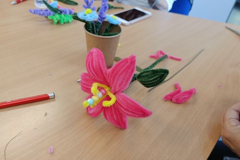 Warsztaty kreatywne dla seniorów - Kwiaty z drucików kreatywnych