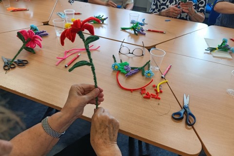 Warsztaty kreatywne dla seniorów - Kwiaty z drucików kreatywnych