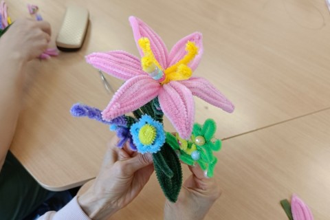 Warsztaty kreatywne dla seniorów - Kwiaty z drucików kreatywnych