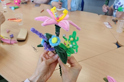 Warsztaty kreatywne dla seniorów - Kwiaty z drucików kreatywnych