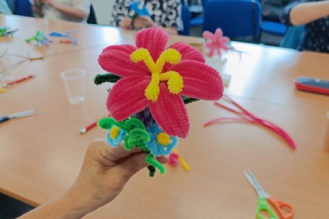 Warsztaty kreatywne dla seniorów - Kwiaty z drucików kreatywnych