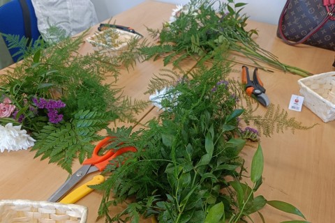 Warsztaty florystyczne dla seniorów - kompozycja na stół