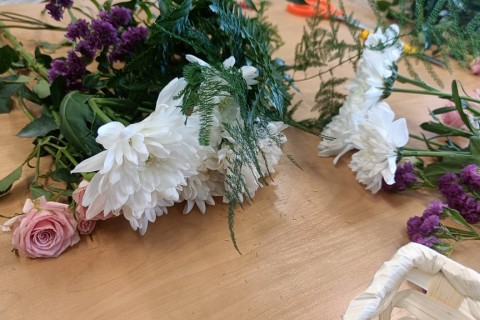 Warsztaty florystyczne dla seniorów - kompozycja na stół