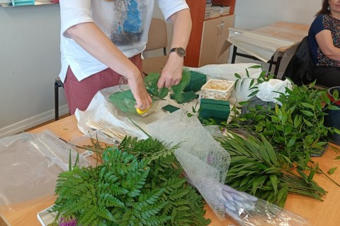 Warsztaty florystyczne dla seniorów - kompozycja na stół