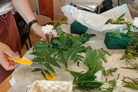 Warsztaty florystyczne dla seniorów - kompozycja na stół