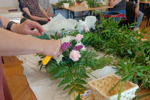 Warsztaty florystyczne dla seniorów - kompozycja na stół