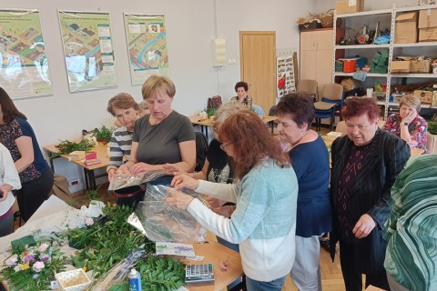 Warsztaty florystyczne dla seniorów - kompozycja na stół