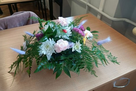 Warsztaty florystyczne dla seniorów - kompozycja na stół