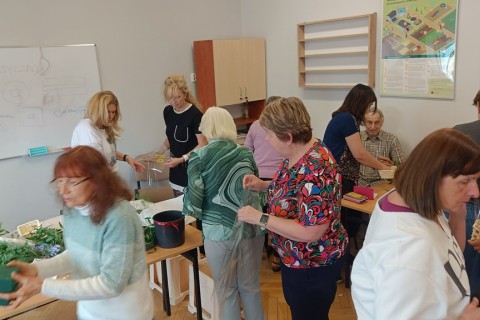 Warsztaty florystyczne dla seniorów - kompozycja na stół