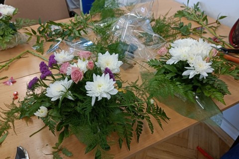 Warsztaty florystyczne dla seniorów - kompozycja na stół