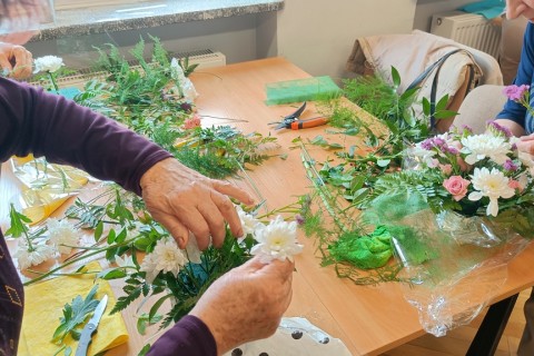 Warsztaty florystyczne dla seniorów - kompozycja na stół
