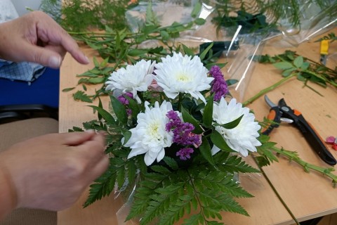 Warsztaty florystyczne dla seniorów - kompozycja na stół