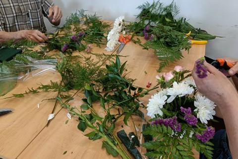 Warsztaty florystyczne dla seniorów - kompozycja na stół