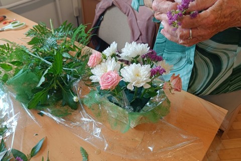 Warsztaty florystyczne dla seniorów - kompozycja na stół
