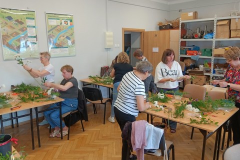 Warsztaty florystyczne dla seniorów - kompozycja na stół