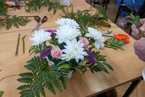 Warsztaty florystyczne dla seniorów - kompozycja na stół