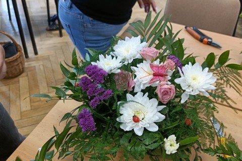 Warsztaty florystyczne dla seniorów - kompozycja na stół