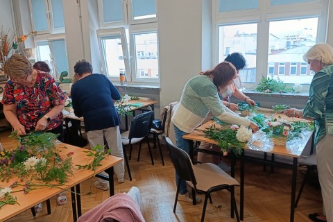 Warsztaty florystyczne dla seniorów - kompozycja na stół