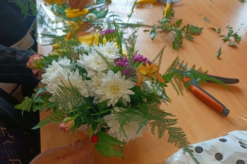 Warsztaty florystyczne dla seniorów - kompozycja na stół