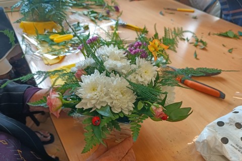 Warsztaty florystyczne dla seniorów - kompozycja na stół