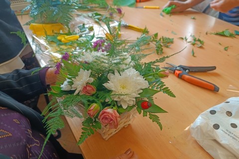 Warsztaty florystyczne dla seniorów - kompozycja na stół
