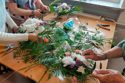 Warsztaty florystyczne dla seniorów - kompozycja na stół