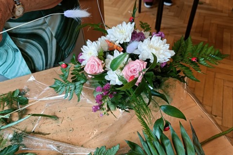 Warsztaty florystyczne dla seniorów - kompozycja na stół