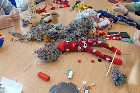 Charytatywna akcja szycia małpek