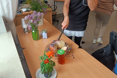 Warsztaty zielarskie dla seniorów -„Kwiaty, które karmią i leczą”