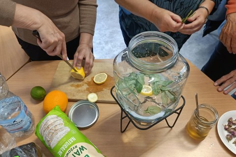 Warsztaty zielarskie dla seniorów -„Kwiaty, które karmią i leczą”