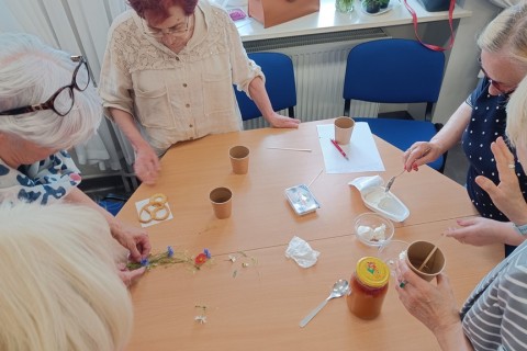 Warsztaty zielarskie dla seniorów -„Kwiaty, które karmią i leczą”