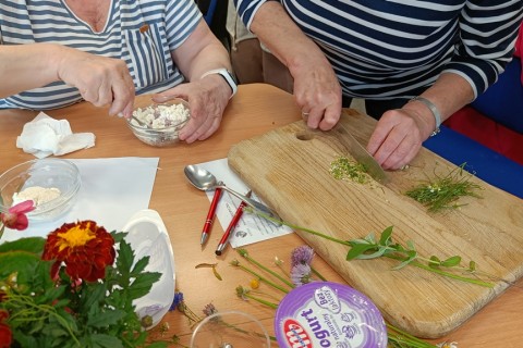 Warsztaty zielarskie dla seniorów -„Kwiaty, które karmią i leczą”