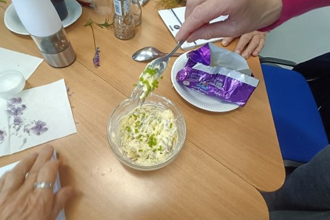 Warsztaty zielarskie dla seniorów -„Kwiaty, które karmią i leczą”