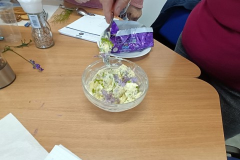 Warsztaty zielarskie dla seniorów -„Kwiaty, które karmią i leczą”