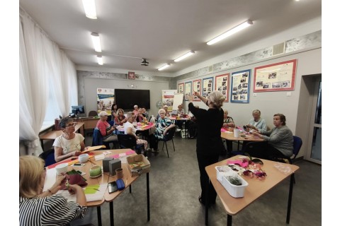 Warsztaty kreatywne dla seniorów - storczyki z krepiny