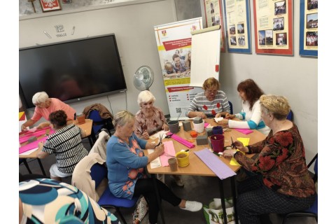 Warsztaty kreatywne dla seniorów - storczyki z krepiny