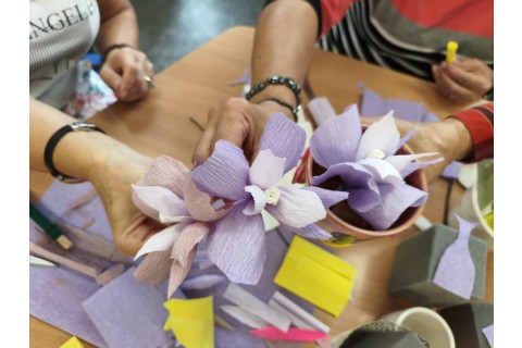 Warsztaty kreatywne dla seniorów - storczyki z krepiny