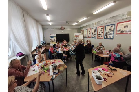 Warsztaty kreatywne dla seniorów - storczyki z krepiny