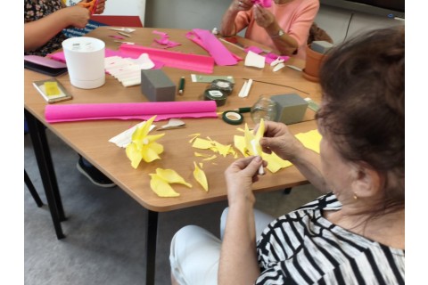 Warsztaty kreatywne dla seniorów - storczyki z krepiny