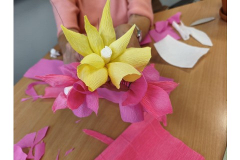 Warsztaty kreatywne dla seniorów - storczyki z krepiny
